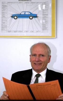 Wolfgang Barth (GER Präsident Flensburger Kraftfahrtbundesamt) nimmt Einsicht in Akten im KBA in Flensburg