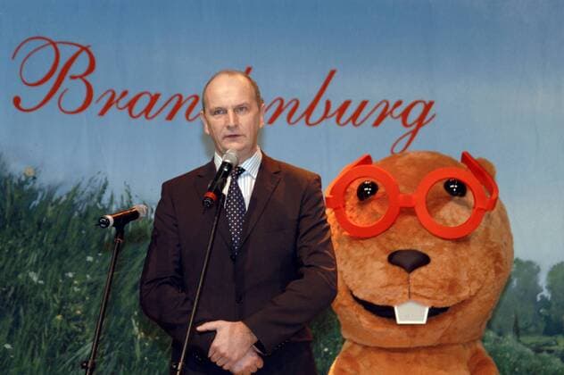 Dr. Dietmar Woidke (GER SPD Umweltminister in Brandenburg) präsentiert die Maskottchen der Brandenburger Landesgartenschau 2006 in Rathenow - Internationale Grüne Woche in Berlin