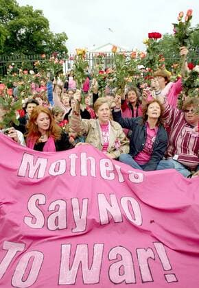 Schauspielerin Susan Sarandon (re., USA) und Friedensaktivistin Cindy Sheehan (Mitte, USA) hinter einem Transparent mit dem Schriftzug - Mothers say no to war! - anlässlich eines Muttertags-Friedens-Protestes in Washington 