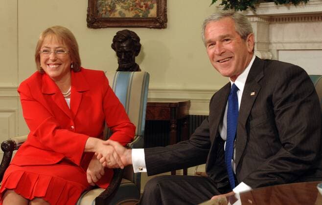 Präsident George W. Bush (USA) und Michelle Bachelet (CHI Staatspräsidentin) während eines Treffens im Oval Office des Weißen Hauses in Washington D.C. -  (WAP2006060802)