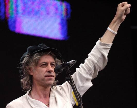 Sänger Sir Bob Geldof (IRL) in Siegerpose während eines Auftritts anlässlich des LIVE 8-Konzerts in London -  (lon2005070216)