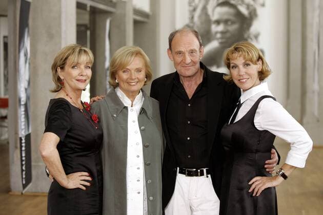 V.l.n.r.: Schauspieler Gila von Weitershausen, Ruth Maria Kubitschek, Michael Mendl und Gaby Dohm (alle GER) anlässlich eines Pressetermins zur ARD-Fernsehsendung - Drei teuflisch starke Frauen - in München