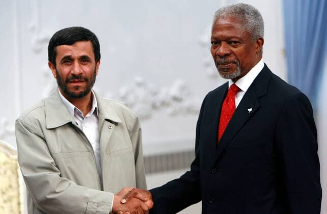 Präsident Mahmoud Ahmadinejad (li., IRI) und Kofi Annan (re., GHA UN-Generalsekretär) reichen sich die Hände anlässlich ihres Treffens in Teheran - 