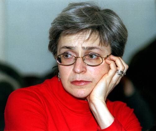 Journalistin Anna Politkovskaya (RUS) während einer Pressekonferenz in Moskau - 