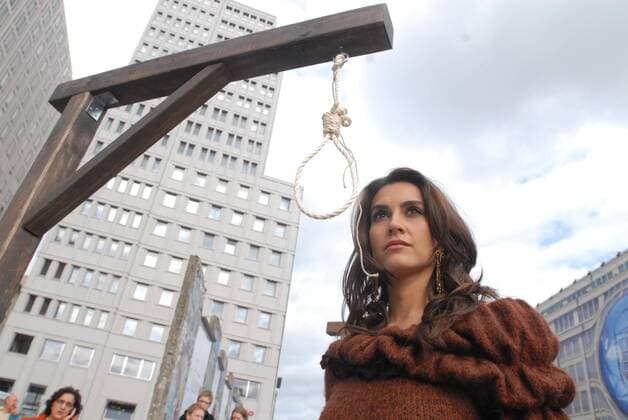 Nazanin Afshin-Jam (CAN Miss Kanada 2003) engagiert sich als in Kanada lebende Exil-Iranerin für Amnesty International - Protestaktion gegen die Hinrichtung Minderjähriger im Iran auf dem Potsdamer Platz in Berlin