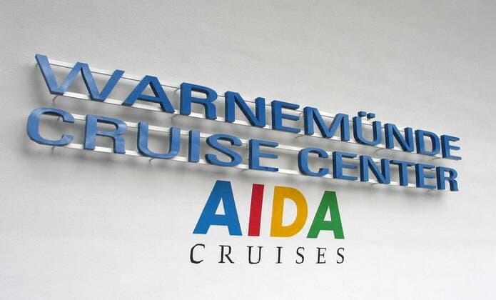 Schriftzug des Warnemünde Cruise Center am Kreuzfahrthafen in Warnemünde