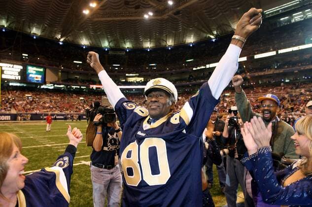Sänger Chuck Berry (vorn Mitte, USA) jubelnd anlässlich seines 80. Geburtstages vor einem Footballspiel im Edward Jones Dome in St. Louis  slp2006101508