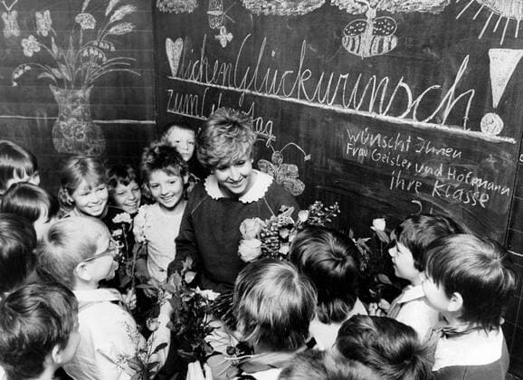Schulklasse 3b der 4. POS - Karl Stein - gratuliert der Lehrerin zum Lehrertag in Dresden