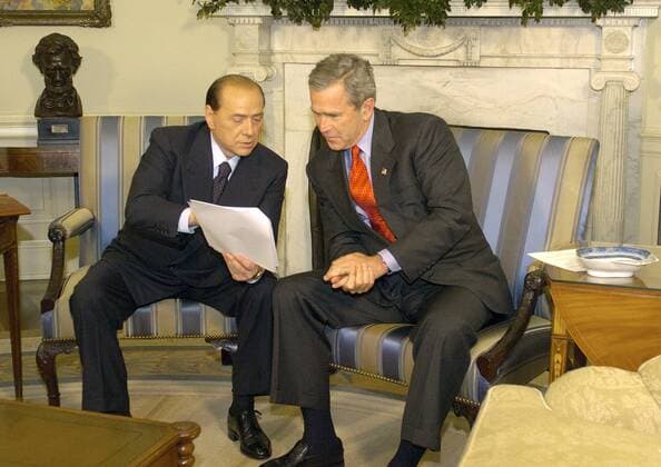 Präsident George W. Bush (re., USA) und Ministerpräsident Silvio Berlusconi (ITA) während eines Treffens in Washington D.C. -  (WAW2004051901)