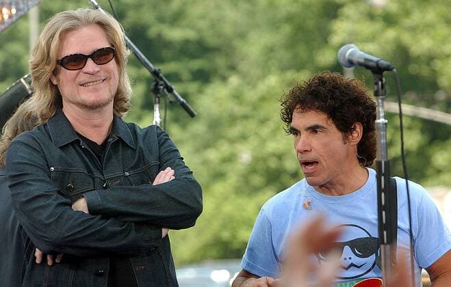 Sänger Daryl Hall (li., USA) und Gitarrist John Oates (USA beide Hall & Oates) anlässlich eines Konzertes in New York  NYP2003062416