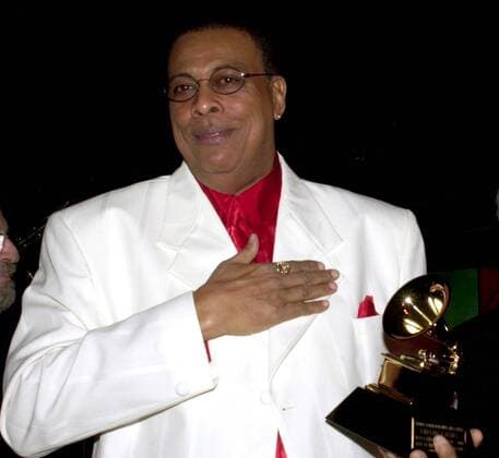 Pianist Jesus Chucho Valdez (CUB) mit seiner Trophäe dem Grammy für Best Latin Jazz Album in New York  NYP2001041108