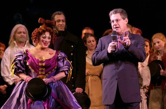 Musicalproduzent Cameron Mackintosh (re., GBR) mit dem Ensemble des Broadway-Musicals - Les Miserables - in New York anlässlich der 6138. Vorstellung -  (NYP2002012604)