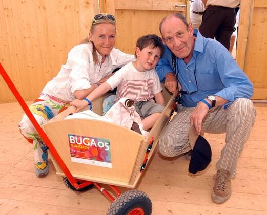 Schauspielerin Carolin Fink (AUT) mit ihrem Ehemann Michael Mendl (GER) und ihrem Sohn Marlon (GER) anlässlich der Jubiläumsveranstaltung - 50 Jahre Kinderdorf - auf der BUGA in München