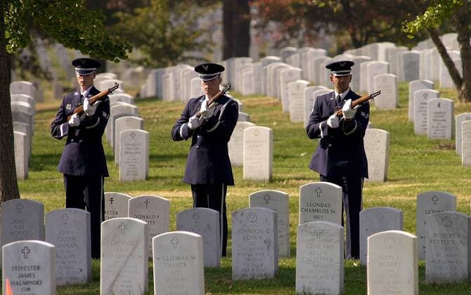 Ehrensalut für den gefallenen Soldaten Evander Andrews auf dem Nationalfriedhof in Arlington - Andrews ist das erste Opfer der Operation Enduring Freedom -  (WAP2001102209)