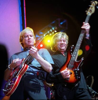 Sänger Justin Hayward und Gitarrist John Lodge (re., beide USA The Moody Blues) anlässlich eines Konzerts in Stone Ridge -  (WAP99090902)
