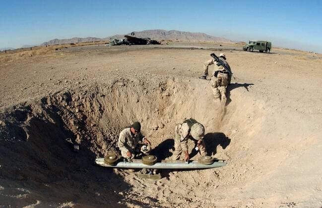 Amerikanische Marinesoldaten entschärfen Munition auf dem Gelände einer Operationsbasis in der Nähe von Kandahar im Rahmen der Operation Enduring Freedom  wap2001122711
