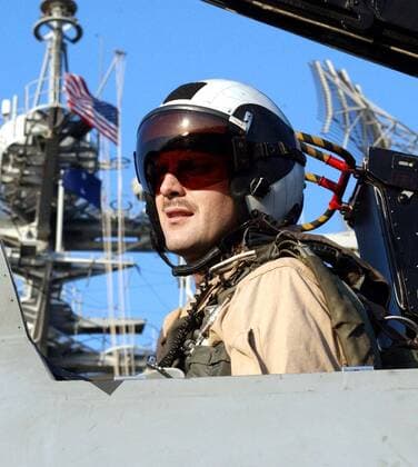 Amerikanischer Pilot im Cockpit einer F-14 Tomcat auf dem Deck der USS Theodore Roosevelt im Rahmen der Operation Enduring Freedom -  wax2001110702