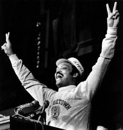 Präsidentschaftskandidat Jesse Jackson (Mitte) während einer Rede an der Georgetown University in Washington D.C. -  - ARK1984012417