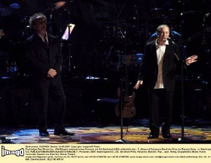 Preisträger Paul Simon (re., USA Sänger) während eines Konzerts mit Art Garfunkel (USA) anlässlich des - 1. Library of Congress Gershwin Prize for Popular Song - im Warner Theater in Washington D.C.  (WAP20070523763)