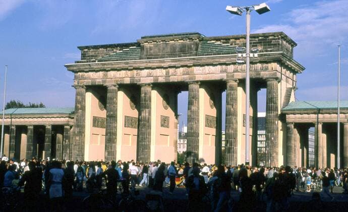 Menschenmassen am Brandenburger Tor am Tag der Wiedervereinigung in Berlin