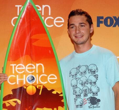 Preisträger Shia LaBeouf (USA Schauspieler) mit einem Surfbrett - der Trophäe der Teen Choice Awards 2007 in Universal City -  (LAP2007092624)