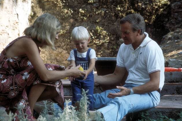 Schriftsteller John Le Carre (re., GBR) mit Frau und Kind in Italien