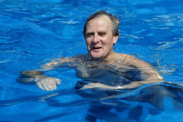 Schriftsteller John Le Carre (GBR) im Pool in Italien