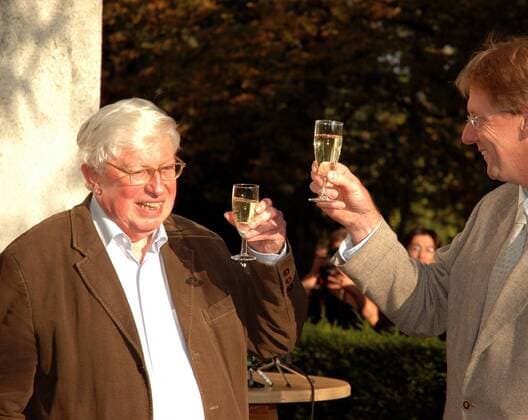 Chemiker Gerhard Ertl (li., GER) - frisch gekürter Nobelpreisträger für Chemie anlässlich einer Feier im Fritz-Haber-Institut in Berlin - 