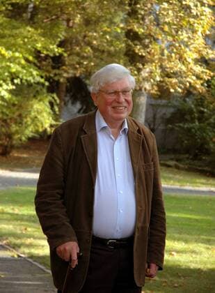 Chemiker Gerhard Ertl (li., GER) - frisch gekürter Nobelpreisträger für Chemie anlässlich einer Feier im Fritz-Haber-Institut in Berlin - 