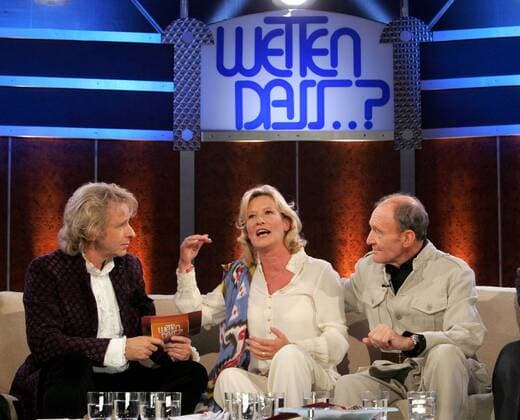 Schauspielerin Suzanne von Borsody und Schauspieler Michael Mendl zusammen mit Moderator Thomas Gottschalk (li. alle GER) während der ZDF-Show - Wetten dass...? - in Basel