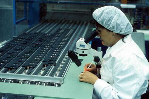 Detailarbeit bei der Produktion von Solarzellen bei AEG