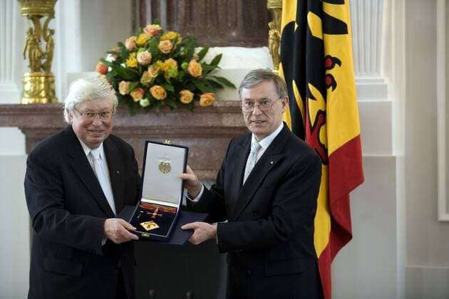 Bundespräsident Horst Köhler (re., Deutschland CDU) verleiht Gerhard Ertl (Nobelpreisträger Chemie) das Bundesverdienstkreuz in Berlin