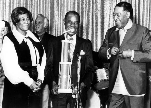 Musiker Louis Armstrong (Mitte) mit Trophäe, Sängerin Ella Fitzgerald und Musiker Duke Ellington in Las Vegas  ARK1971010901