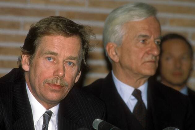 Präsident Vaclav Havel (li., Tschechoslowakei) und Bundespräsident Richard von Weizsäcker (Deutschland CDU) während einer Pressekonferenz in München