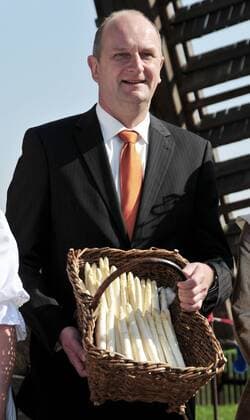 Dietmar Woidke (Deutschland SPD Landwirtschaftsminister Brandenburg) anlässlich der Eröffnung der Beelitzer Spargelsaison an der Beelitzer Bockwindmühle
