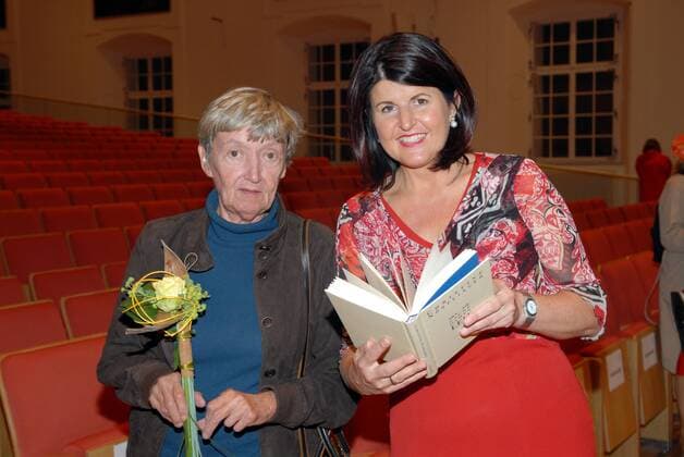 Autorin Christine Nöstlinger und Gabi Burgstaller (re., Österreich Landeshauptfrau Salzburg) anlässlich der Eröffnung des Literaturfests in Salzburg