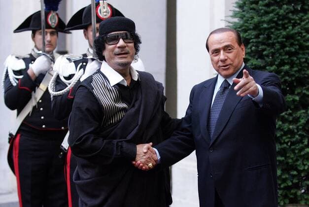 Staatschef Muammar al Gaddafi (li., Libyen) und Premierminister Silvio Berlusconi (Italien) während eines Treffens in Rom -  - SZ10