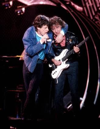 Sänger Mick Jagger (li.) und Bassist Bill Wyman (re., Rolling Stones) während eines Konzerts im Waldstadion in Frankfurt