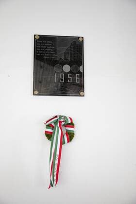 Gedenktafel für die Opfer des Volksaufstandes 1956 im deutschsprachigen Gymnasium von Pecs - Ungarn
