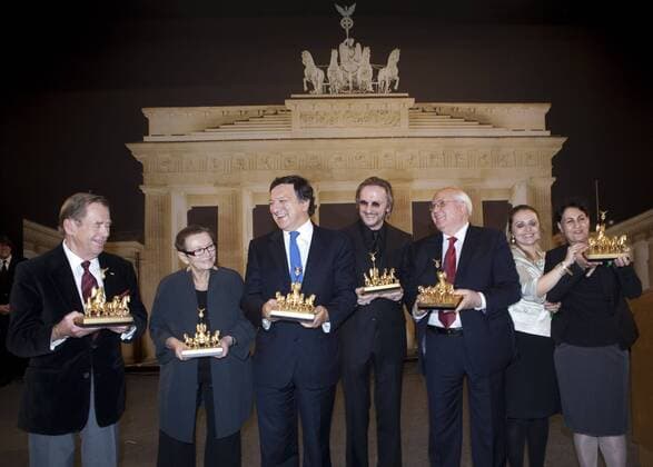 Deutschland, Berlin, Auswärtiges Amt, Quadriga Preisverleihung 2009, v.l.n.r.: Vaclav Havel, Bärbel Bohley, Jose Manuel Barroso, Marius Müller-Westernhagen, Michail Gorbatschow, 03.10.2009