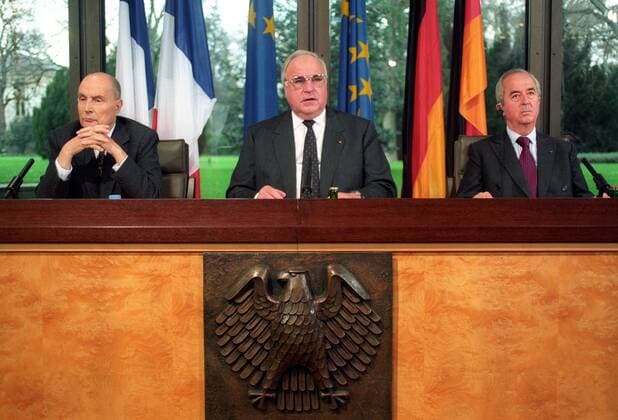 V.l.n.r.: Präsident Francois Mitterrand (Frankreich), Bundeskanzler Helmut Kohl (Deutschland CDU) und Premierminister Edouard Balladur (Frankreich) während der Deutsch-Französischen Konsultationen in Bonn