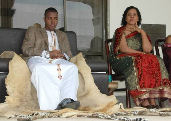 (100417) -- KABAROLE, April 17, 2010 (Xinhua) -- King Oyo Nyimba Kabamba Iguru Rukidi IV (L) and the Queen Mother Best Kemigisa attend the King s coronoation ceremony at Karuzika Palace in Fort Portal, western Uganda, on April 17, 2010, on the occasion of the King s 18th birthday. Oyo was handed full power on Saturday to administer his kingdom after turning 18. At the age of three and half years, Oyo ascended to the throne in 1995 to become the 12th ruler of the over 180 year old Kingdom of Toro in western Uganda, making him the youngest ruling monarch in the world. (Xinhua Samuel Egadu) (zw) (1)UGANDA-KABAROLE-KING OYO-FULL POWER 