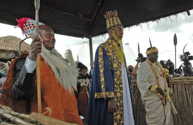 (100417) -- KABAROLE, April 17, 2010 (Xinhua) -- Ugandan President Yoweri Museveni (L) and King Oyo Nyimba Kabamba Iguru (C) attend the King s coronoation ceremony at Karuzika Palace in Fort Portal, western Uganda, on April 17, 2010, on the occasion of the King s 18th birthday. Oyo was handed full power on Saturday to administer his kingdom after turning 18. At the age of three and half years, Oyo ascended to the throne in 1995 to become the 12th ruler of the over 180 year old Kingdom of Toro in western Uganda, making him the youngest ruling monarch in the world. (Xinhua Samuel Egadu) (zw) (3)UGANDA-KABAROLE-KING OYO-FULL POWER 
