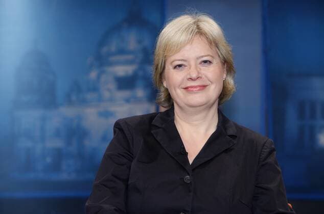 Gesine Lötzsch (Die Linke, haushaltspolitische Sprecherin der Linksfraktion, stellvertretende Parteivorsitzende) in der Talk-Show Maybrit Illner am 06.05.2010 in Berlin - Thema der Sendung: Kassensturz vor NRW-Wahl - Sind wir die Griechen von morgen?
