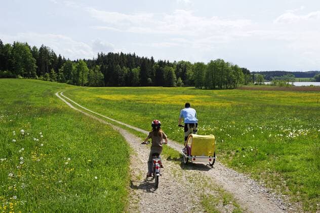 Radfahrer am Pelhamer See, Eggstätterseenplatte, Chiemseeradweg, Chiemgau, Oberbayern, Bayern, Deutschland, Europa ibldwb01546801