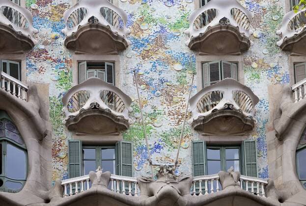Mit Mosaiken verkleidete Fassade des Casa Batllo, Architekt Antoni Gaudi, UNESCO Weltkulturerbe, Barcelona, Katalonien, Spanien, Europa ibllaw01554474