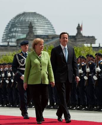 Bundeskanzlerin Angela Merkel (CDU) begrüßt David CAMERON mit militärischen Ehren. Besuch des neuen britischen Premierminister David Cameron im Bundeskanzleramt in Berlin am 21.05.2010.
