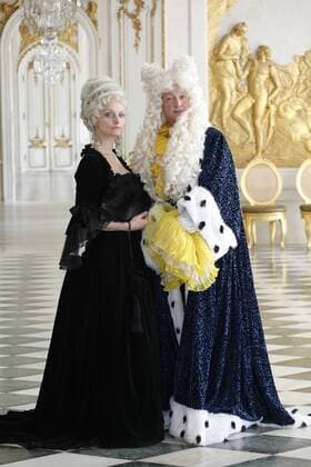 Potsdam, Pressetermin am Set von - Des Kaisers neue Kleider - am Schloss Neue Kammern im Park Sanssouci - (L-R) Catherine Flemming, Matthias Brandt