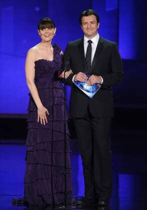 Actors Emily Deschanel (L) and Nathan Fillion present an award during the 62nd annual Primetime Emmy Awards in Los Angeles, on August 29, 2010.  LAP20100829650