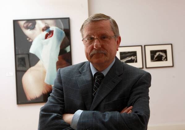Apolda , Kunsthaus Apolda , Ausstellung von Fotografien von Helmut Newton , Ausstellungseröffnung im Bild: Chef Kunsthaus Apolda Hans Jürgen Giese (60) vor einem Portrait von Monica Belluci